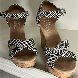 Toms Black and White Geometric Wedges